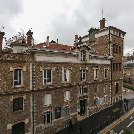 Charming In Buttes Chaumont 巴黎