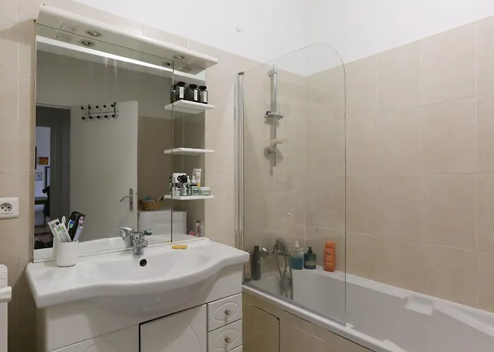 Charming In Buttes Chaumont Appartement Parijs